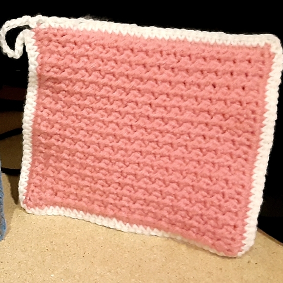 Crocheted pink and light grey potholder - Picture 1 of 2